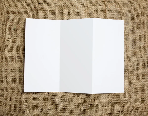 Folheto de papel dobrável branco em branco — Fotografia de Stock