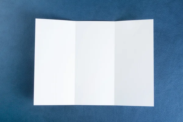 Folheto de papel dobrável branco em branco — Fotografia de Stock