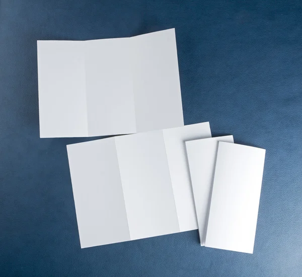 Folheto de papel dobrável branco em branco — Fotografia de Stock