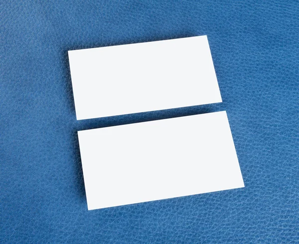 Κενό επαγγελματικές κάρτες σε φόντο μπλε δέρμα — Φωτογραφία Αρχείου