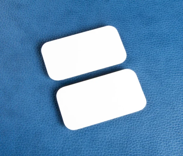 Κενό επαγγελματικές κάρτες με στρογγυλεμένες γωνίες για ένα μπλε δέρμα πίσω — Φωτογραφία Αρχείου