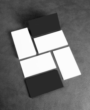 siyah deri arka plan üzerinde boş kartvizit