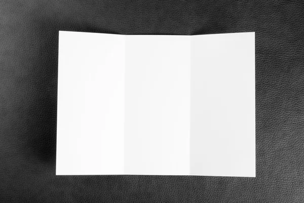 Folleto de papel plegable blanco en blanco —  Fotos de Stock