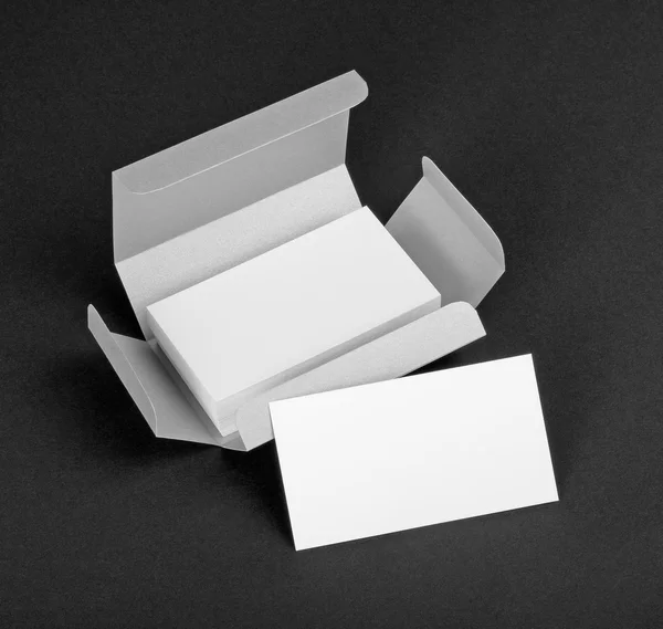 Cartes de visite blanches dans la boîte argentée . — Photo