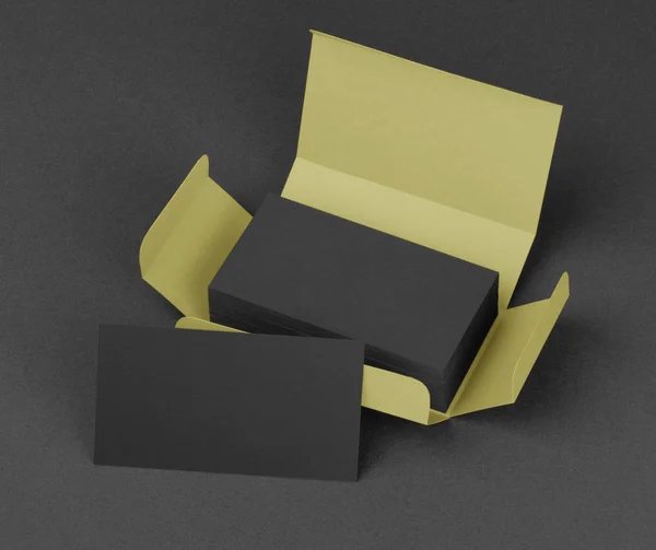 Cartes de visite noires dans la boîte beige . — Photo