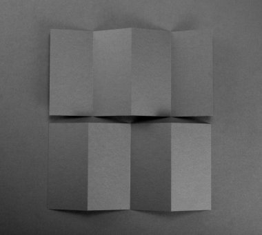 Boş kağıt broşür gri arka plan üzerinde.