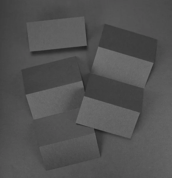 Leeres Papier Broschüre auf grauem Hintergrund. — Stockfoto