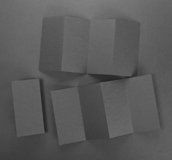 Boş kağıt broşür gri arka plan üzerinde — Stok fotoğraf