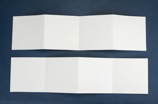 Folheto de papel dobrável branco em branco — Fotografia de Stock