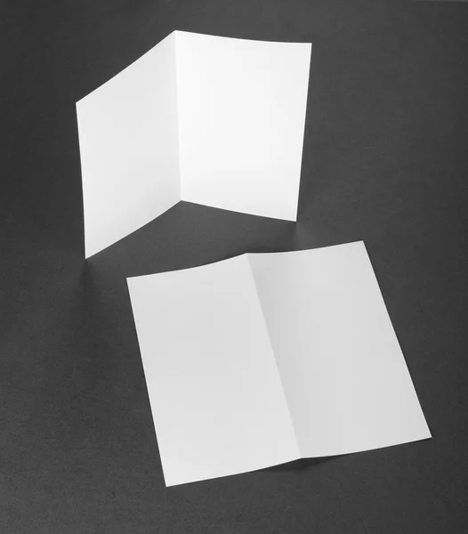 Folheto de papel dobrável branco em branco — Fotografia de Stock