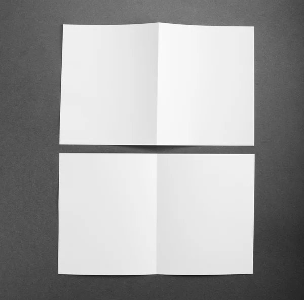 Folheto de papel dobrável branco em branco — Fotografia de Stock