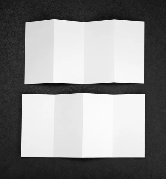 Folheto de papel dobrável branco em branco — Fotografia de Stock