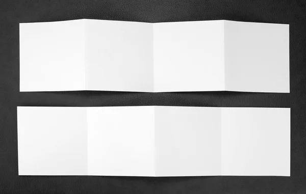 Folheto de papel dobrável branco em branco — Fotografia de Stock