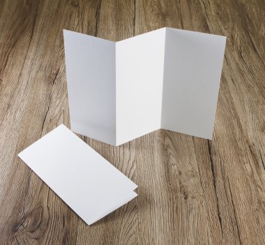 Boş beyaz katlama kağıt afiş