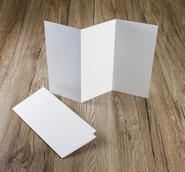 Boş beyaz katlama kağıt afiş