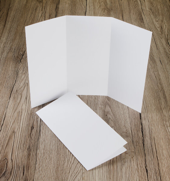 Пустая белая бумажная листовка
