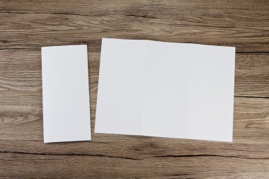 Boş beyaz katlama kağıt afiş