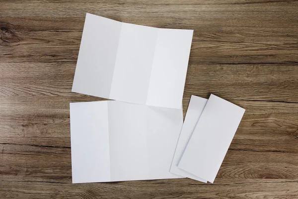 Folheto de papel dobrável branco em branco — Fotografia de Stock