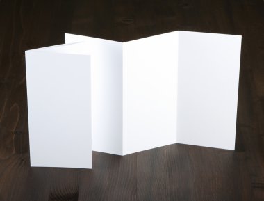 Boş beyaz katlama kağıt afiş