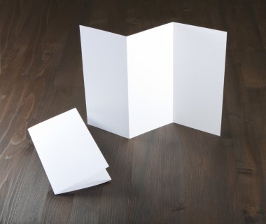 Boş beyaz katlama kağıt afiş