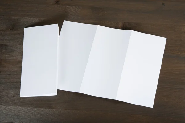 Folheto de papel dobrável branco em branco — Fotografia de Stock