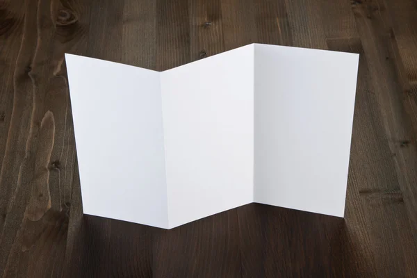 Folheto de papel dobrável branco em branco — Fotografia de Stock