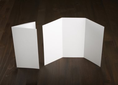 Boş beyaz katlama kağıt afiş