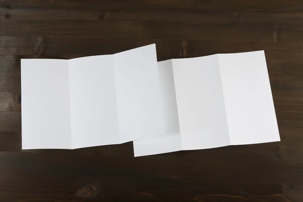 Folheto de papel dobrável branco em branco — Fotografia de Stock