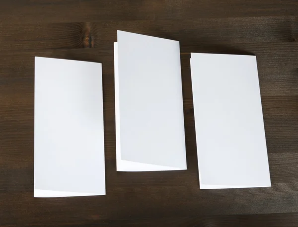 Tyhjä valkoinen taitto paperi lehtinen — kuvapankkivalokuva