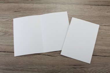 Boş beyaz katlama kağıt afiş