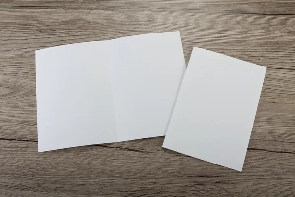 Boş beyaz katlama kağıt afiş