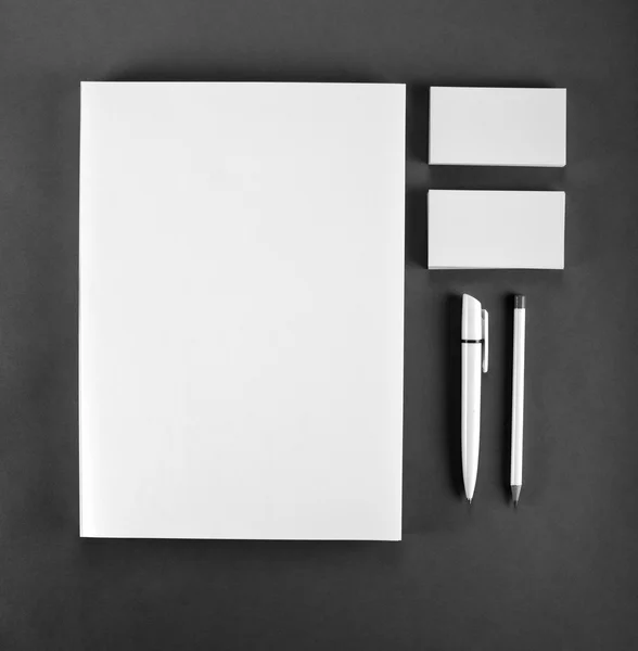 Leere Schreibwaren auf grauem Hintergrund. bestehen aus Visitenkarten, — Stockfoto