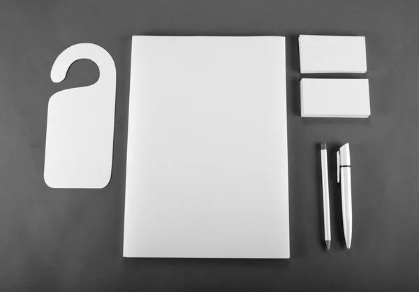 Papelería en blanco sobre fondo gris. Consistir en tarjetas de visita , —  Fotos de Stock