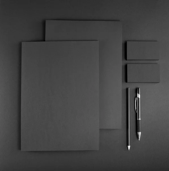 Leere Schreibwaren auf grauem Hintergrund. bestehen aus Visitenkarten, — Stockfoto