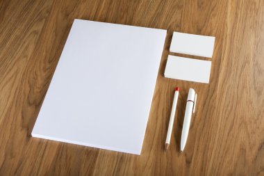ahşap arka plan üzerinde boş ileti örneği. Kartvizit oluşur