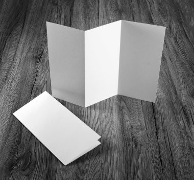 Boş beyaz katlama kağıt afiş