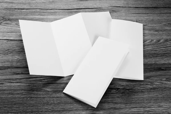 Folheto de papel dobrável branco em branco — Fotografia de Stock