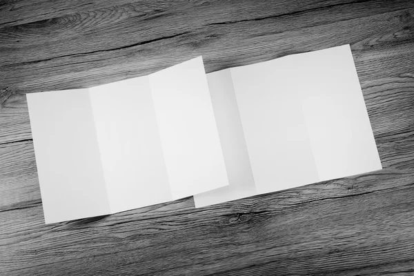 Folheto de papel dobrável branco em branco — Fotografia de Stock