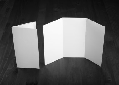 Boş beyaz katlama kağıt afiş