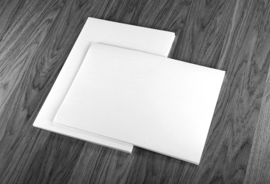 boş afiş poster tasarım yerine ahşap üzerine.