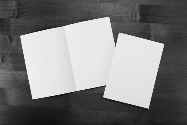 Folheto de papel dobrável branco em branco — Fotografia de Stock