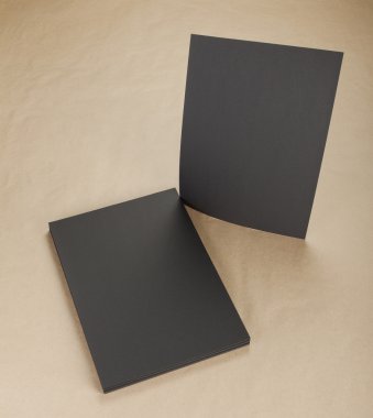 Boş afiş poster tasarımınızı değiştirmek için karton üzerine.