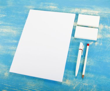 ahşap arka plan üzerinde boş ileti örneği. Kartvizit oluşur