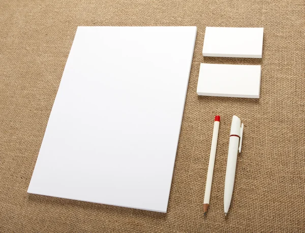 麻布背景上的空白信纸。包括名片、 A4 信纸、 钢笔和铅笔. — 图库照片