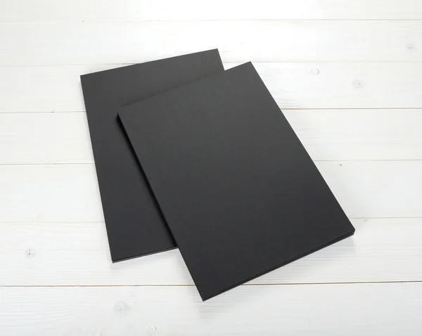 Cartel de folleto en blanco sobre fondo de madera para reemplazar su diseño . — Foto de Stock