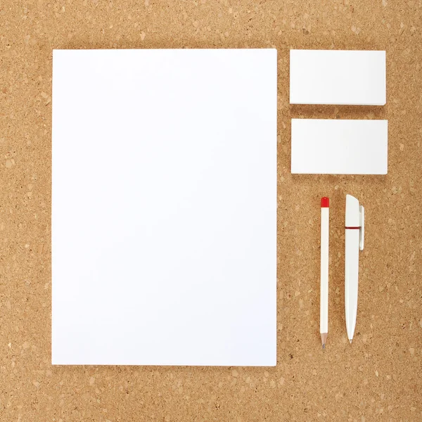 Papelería en blanco sobre tabla de corcho. Consta de Tarjetas de visita, membretes A4, bolígrafo y lápiz . —  Fotos de Stock