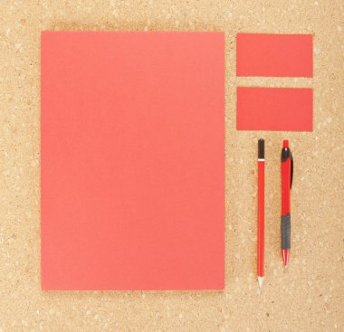 Mantar pano boş ileti örneğine. Kartvizit, A4 Antetli, kalem ve kurşun kalem oluşur.