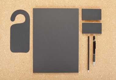 Mantar pano boş ileti örneğine. Kartvizit, A4 Antetli, kalem ve kurşun kalem oluşur.