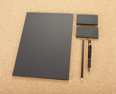 Mantar pano boş ileti örneğine. Kartvizit, A4 Antetli, kalem ve kurşun kalem oluşur.