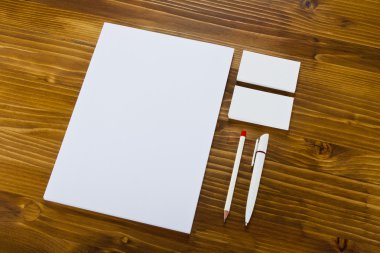 ahşap arka plan üzerinde boş ileti örneği. Kartvizit oluşur